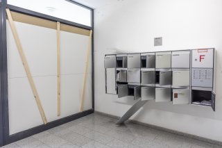 Vue des boites aux lettres ou un colis piege a explose dans le hall de l'immeuble blessant grievement une fillette, ce mardi 26 novembre 2024 a Geneve. Une explosion est survenue, lundi, peu apres 16h00, dans un immeuble situe au chemin de la Petite-Boissiere, dans le quartier genevois de Grange-Canal. Une jeune fille a ete grievement blessee, indique mardi le Ministere public genevois dans un communique. (KEYSTONE/Salvatore Di Nolfi)